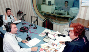 La imagen del estudio de radio de la radio LV" en el que se ubican conductor y co-conductora, operador y productor.